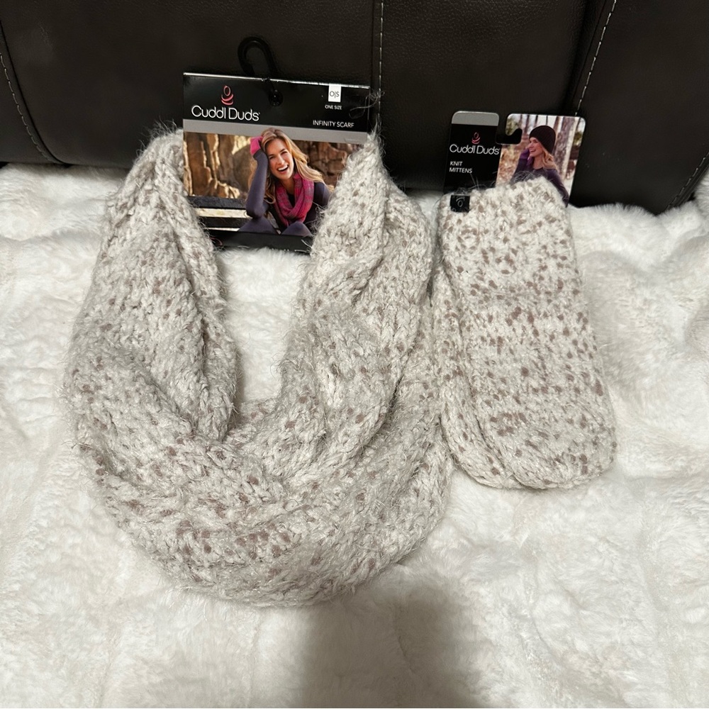 Woman’s Cuddl Dud Knit Infinity Scarf and Mittens Set NWT